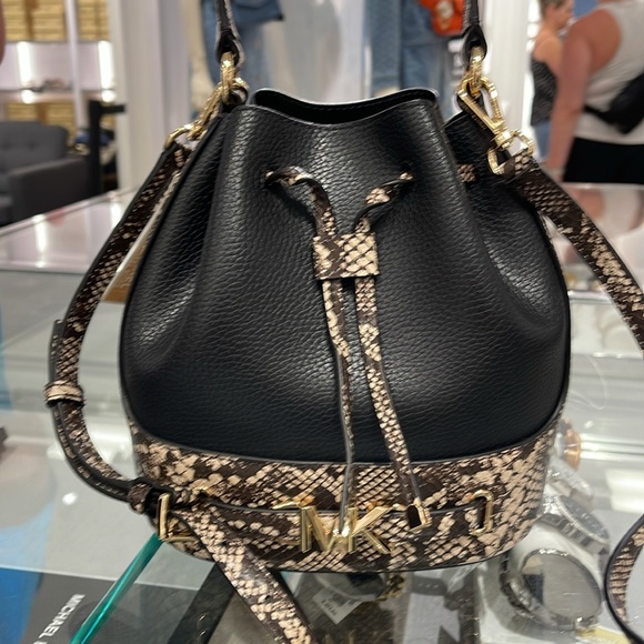 MICHAEL KORS 
Reed Md Pebbled Leather Belted Bucket Messenger Satchel Crossbody - Picture 3 of 16